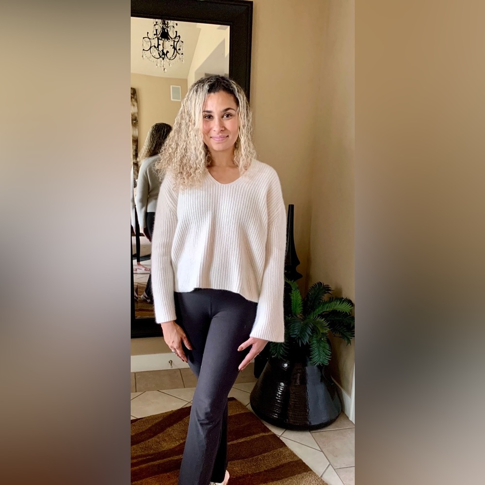 LN 360 CASHMERE V-NECK SWEATER. DESIGNED FOR RELAXED FIT. LONG RIBBED SLEEVES.
